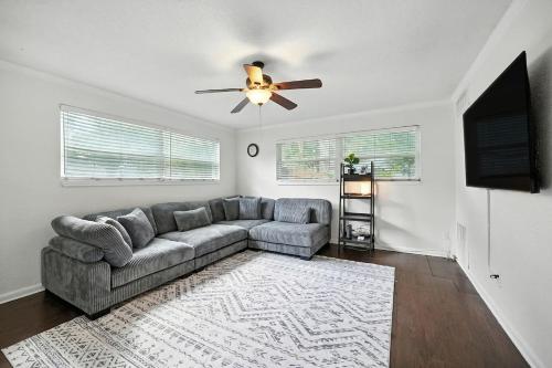 . Fenced Backyard & Hammocks 3BR Family Home