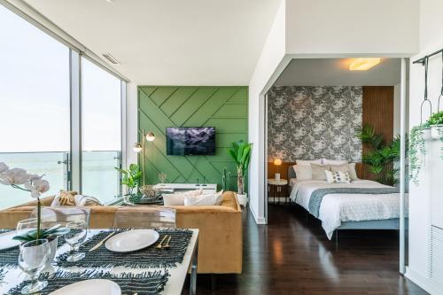 Delux City Escape Penthhouse Suite, Grand Lake View & Free Parking