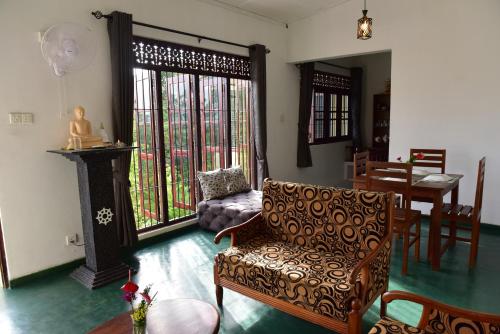 Thimira Mist - Entire Home in Kandy City with Mountain-View