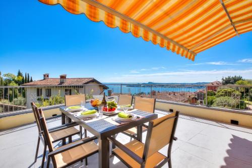 Eden House - Terrace & View Lake - Happy Rentals