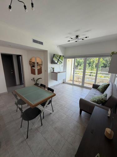 Общ салон/телевизионна зона, Country Club and Golf, minutes from the Panama Canal in Rousseau