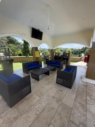 Общ салон/телевизионна зона, Country Club and Golf, minutes from the Panama Canal in Rousseau