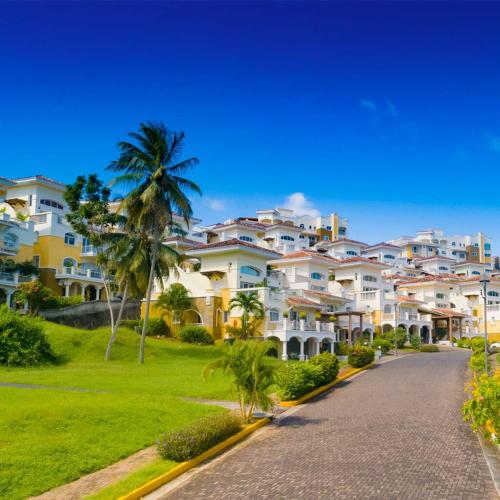 Фасада на хотела, Country Club and Golf, minutes from the Panama Canal in Rousseau