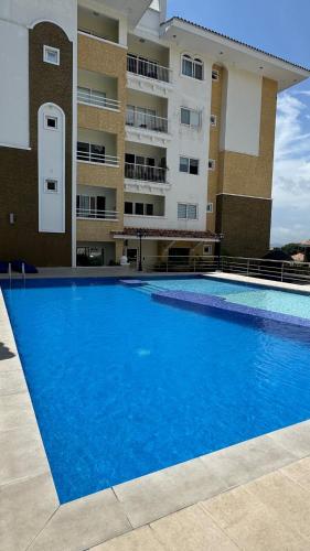 Фасада на хотела, Country Club and Golf, minutes from the Panama Canal in Rousseau