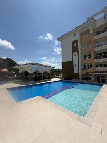 Фасада на хотела, Country Club and Golf, minutes from the Panama Canal in Rousseau