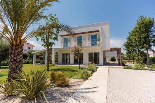 Villa with Private Saltwater Pool Near The Beach