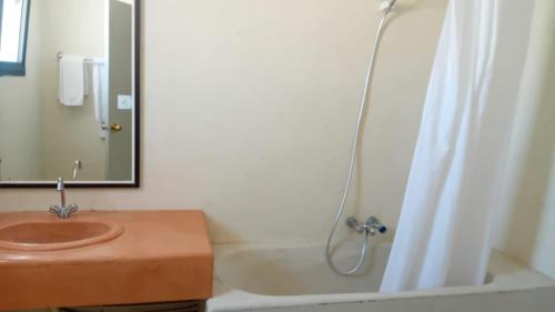 Salle de bain, Hotel Excel Tunis in Autre quartier