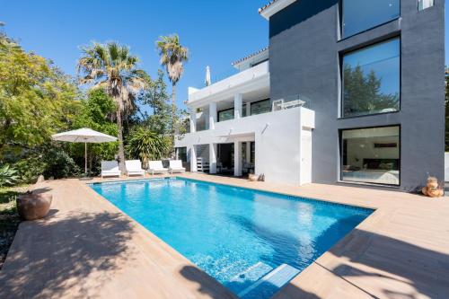 Villa Karma -Elegant Villa with Pool, Garden & Mul