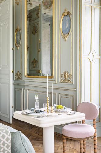 Ресторан, Chateau de Citeaux - Fontenille Collection in Мерсол