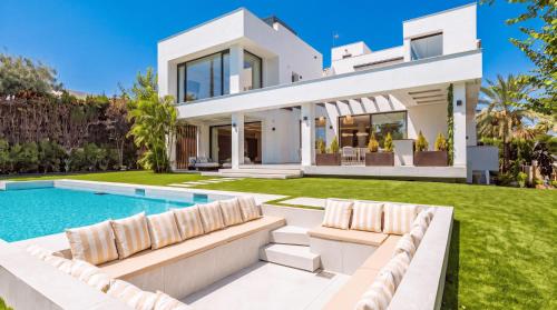 VACATION MARBELLA I Villa Confort, Private Heated Pool, Rooftop Jacuzzi, Gym, 5min Drive to the Beach, BBQ, 7 BDRS, Luxury Villa