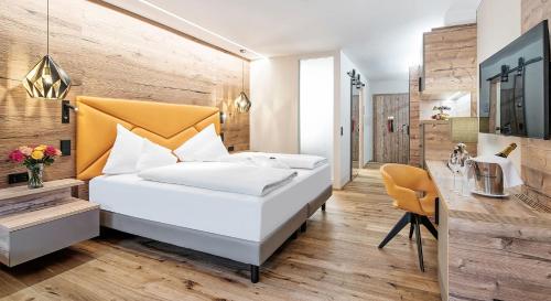 1 king bed, 1 sofa bed
