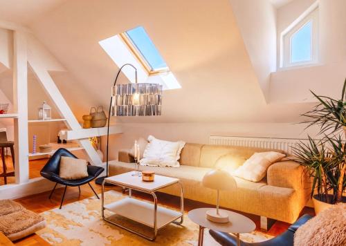 Airy skylight apt, 5 min to Republic Square