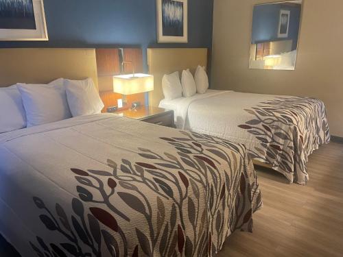 . Red Roof Inn & Suites Hinesville