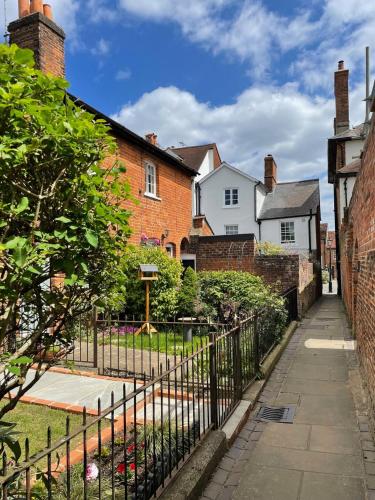 Historic Cottage in Heart of Farnham nr the Castle in Farnham