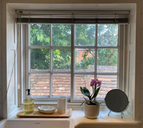 Historic Cottage in Heart of Farnham nr the Castle in Farnham