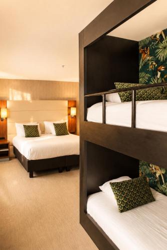 1 double bed, 1 bunk bed