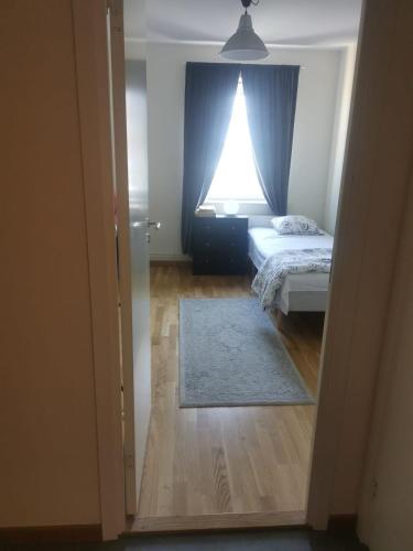 Room with private entrance and toilet close to subway in 스카홀멘 / 쿤겐스 쿠르바
