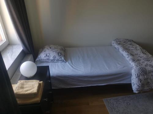 Room with private entrance and toilet close to subway in 스카홀멘 / 쿤겐스 쿠르바