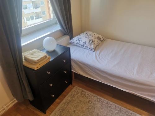 Room with private entrance and toilet close to subway in 스카홀멘 / 쿤겐스 쿠르바