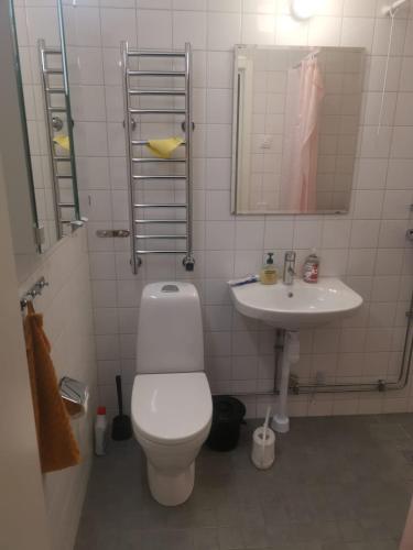 Room with private entrance and toilet close to subway in 스카홀멘 / 쿤겐스 쿠르바