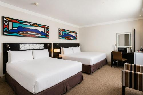 1 double bed, 2 twin beds
