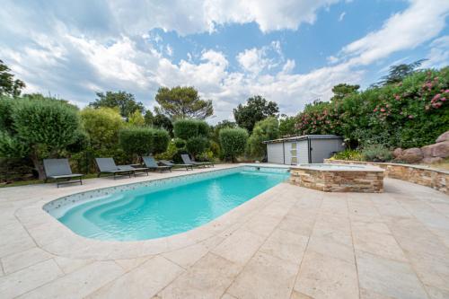 Villa mediterraneenne avec piscine et jardin in Le Bonfin