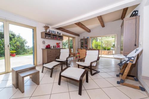 Villa mediterraneenne avec piscine et jardin in Le Bonfin