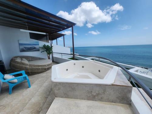Duplex frente al mar con playa privada