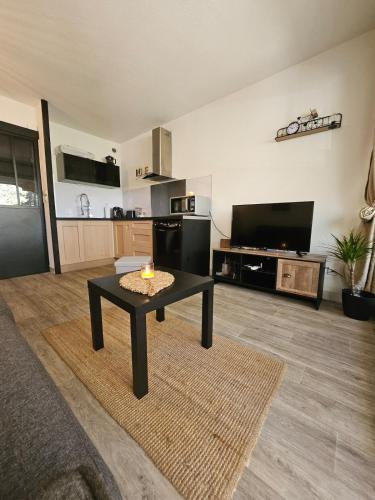 Studio avec piscine et place de parking prive