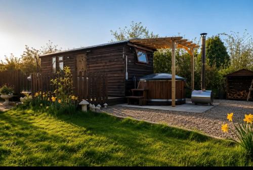 Four Seasons Country Retreat with Wood Fuel Hot Tub close to kington Market Town in Pembridge