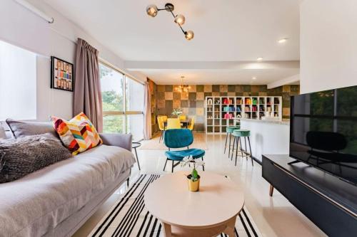 Stylish Roma Norte Condo with City Skyline Views