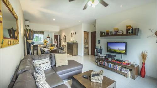 Penthouse 2BR Private Jacuzzi - 3 Blocks to Beach