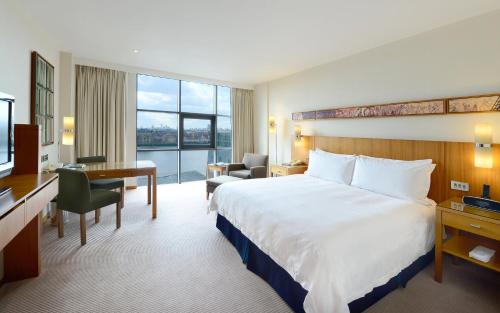 Canary Riverside Plaza Hotel Room Type - Premium King Room with River View