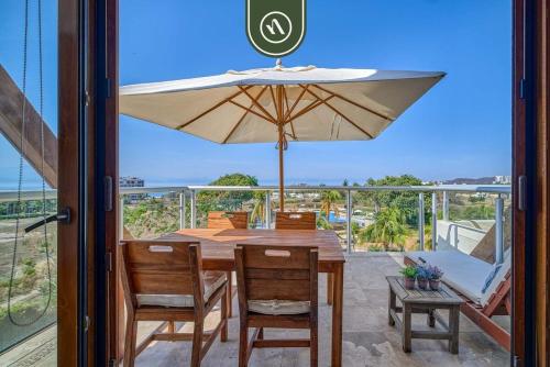 Balkons/terase, B Nayar 3BR Sanctuary: Private Balcony, Full Kitchen & Steps to La Cruz Marina in La Cruz De Huanacaxtle