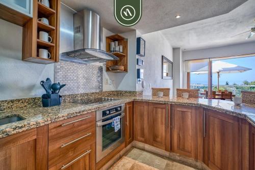virtuve, B Nayar 3BR Sanctuary: Private Balcony, Full Kitchen & Steps to La Cruz Marina in La Cruz De Huanacaxtle