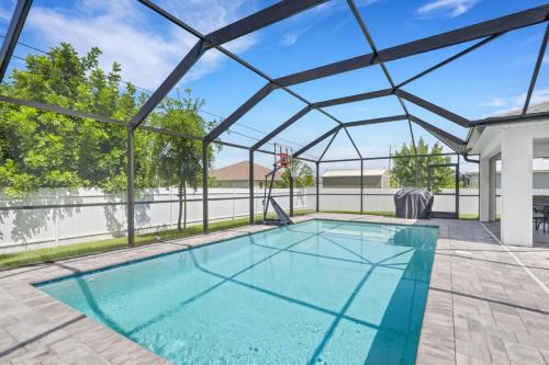 New With Heated Saltwater Pool! Ideal For 2 Families! - Cape Coral, FL