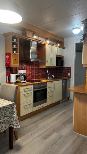 Konyha, Kemi Cozy Corner, a Stylish Two-Story Apartment - FREE PARKING & WiFi in Kemi