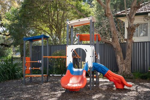 Stylish 2BR Retreat, Balcony and Parking in Sutherland Shire
