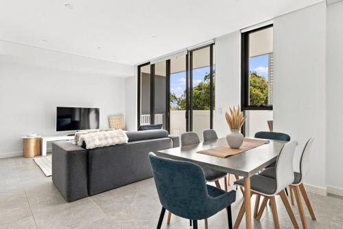 Stylish 2BR Retreat, Balcony and Parking in Sutherland Shire