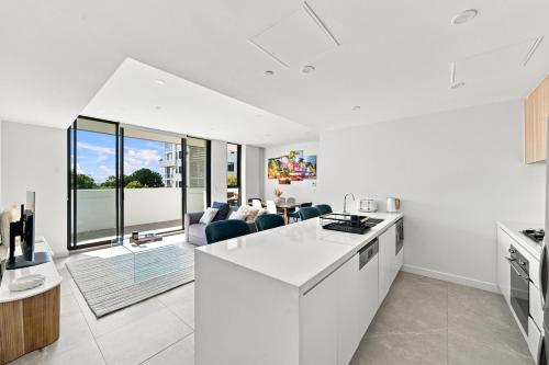 Stylish 2BR Retreat, Balcony and Parking in Sutherland Shire