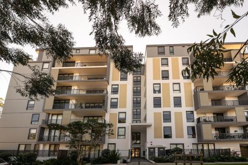 Stylish 2BR Retreat, Balcony and Parking in Sutherland Shire