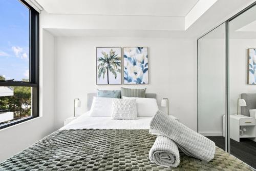 Stylish 2BR Retreat, Balcony and Parking in Sutherland Shire