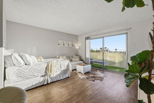 Stylish Silverlake Apartment near Crypto Arena