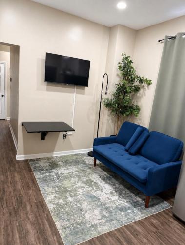 Artsy Two Bedroom ApartmentSleeps four Septa bus access