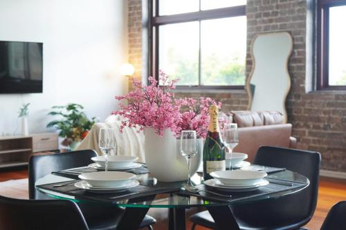Redfern Loft - NYC Living, Culture, Bars, Parking in Waterloo