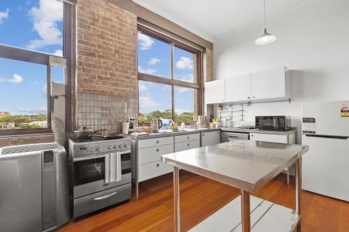 Redfern Loft - NYC Living, Culture, Bars, Parking in Waterloo