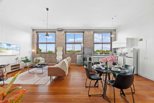 Redfern Loft - NYC Living, Culture, Bars, Parking in Waterloo