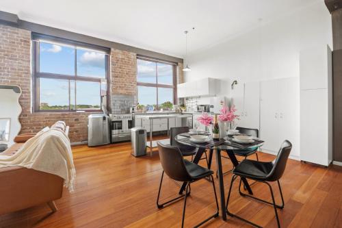Redfern Loft - NYC Living, Culture, Bars, Parking in Waterloo