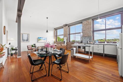 Redfern Loft - NYC Living, Culture, Bars, Parking in Waterloo