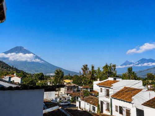 Estudio Queen con parqueo por Candelaria y vista espectacular a volcanes - image 2